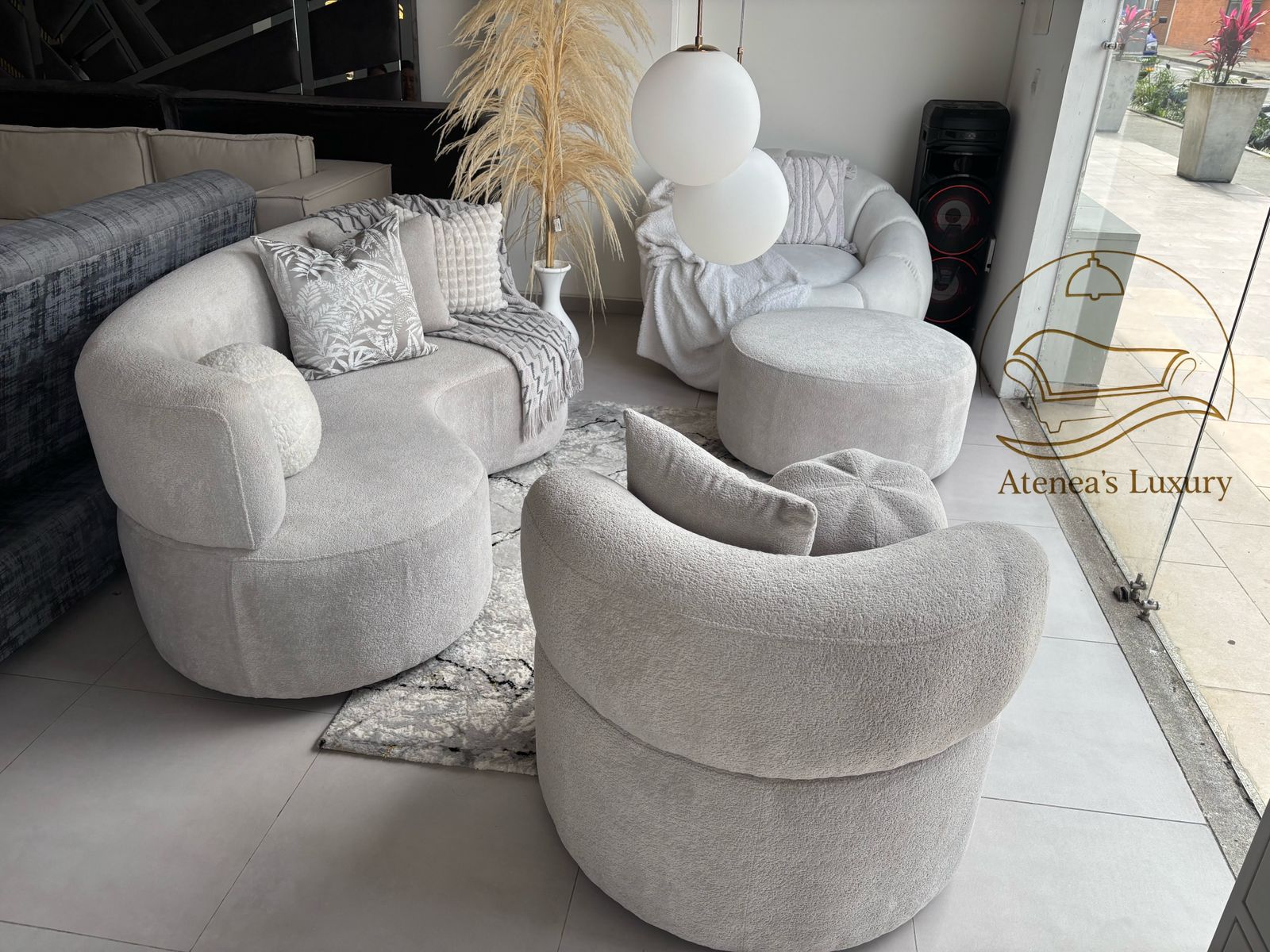Sala de lujo en showroom Atenea's Luxury Dosquebradas — muebles tapizados premium con diseño exclusivo
